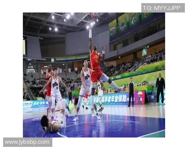 组图：CBA俱乐部杯广厦打败天津 塔克飞身暴扣